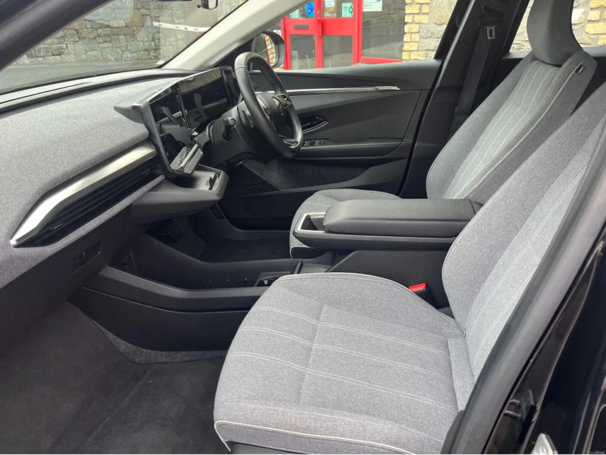 Renault Megane E-Tech EQUILIBRE EV - Image 3