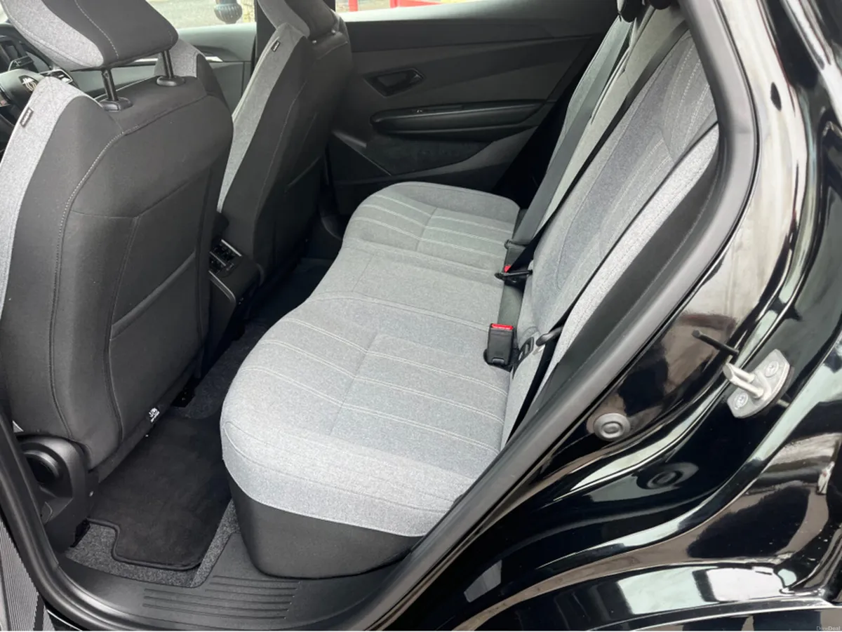Renault Megane E-Tech EQUILIBRE EV - Image 4
