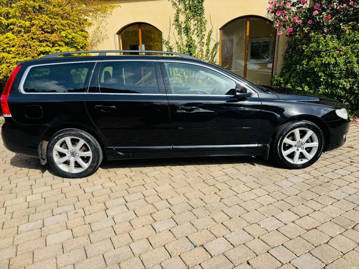 2016 Mdl Volvo V70 D3 SE LUX AS NEW NI LOW VRT - Image 2