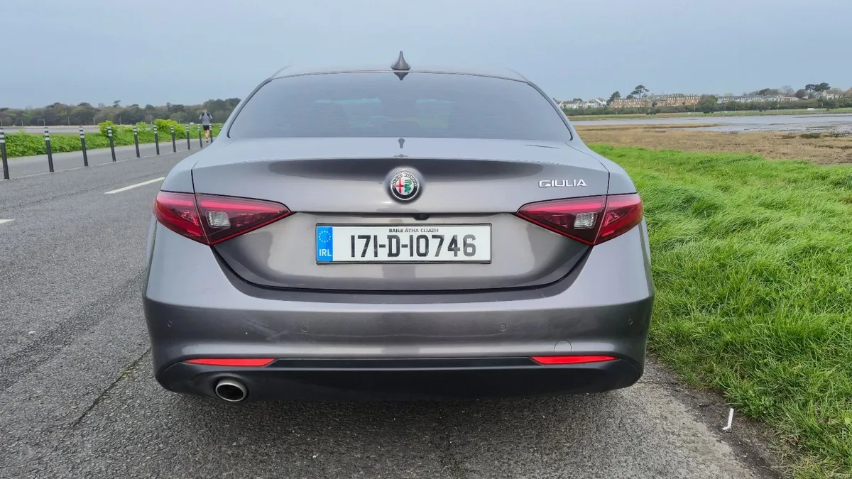 Alfa Romeo Giulia 2017 - Image 4