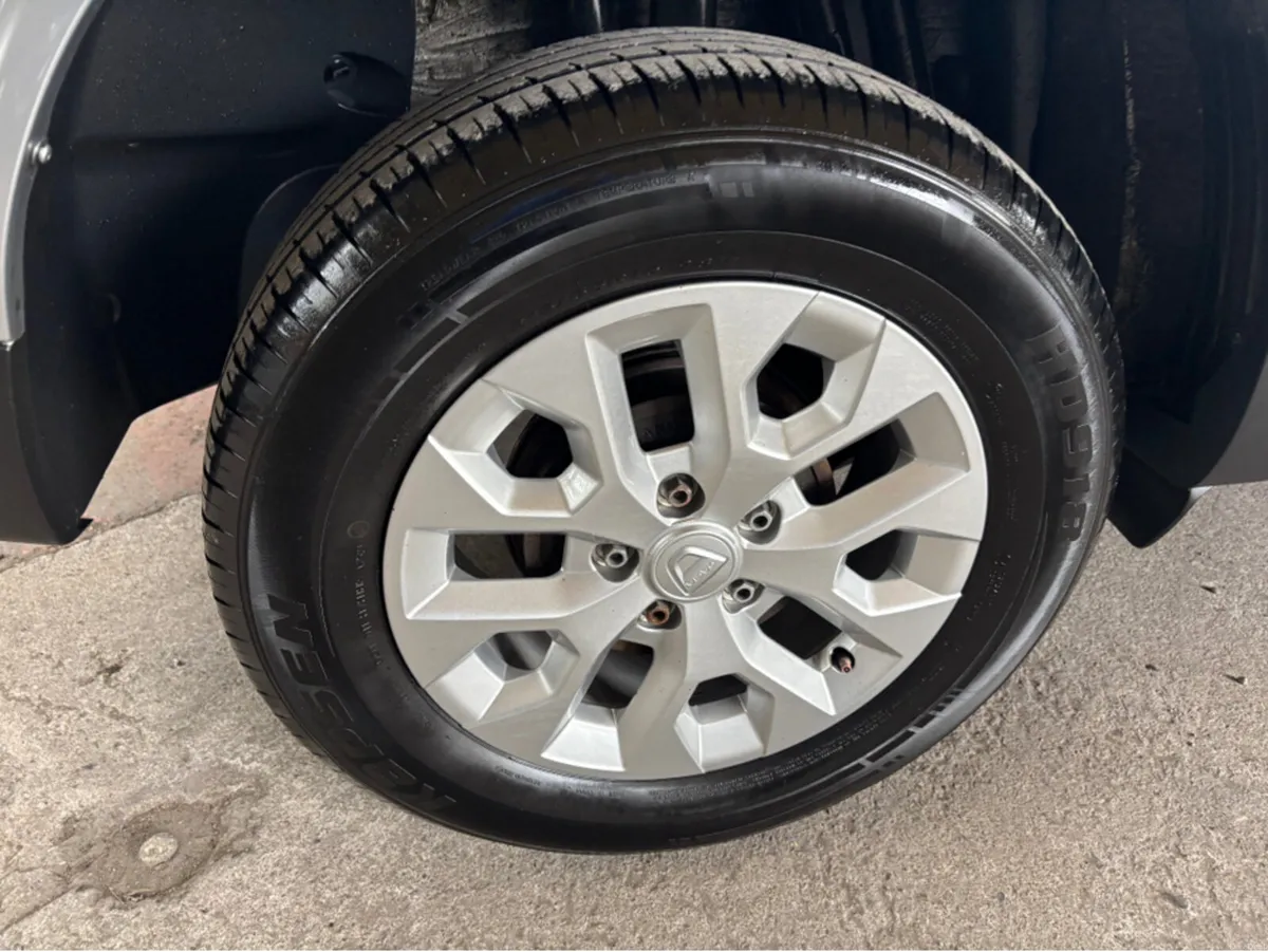 Dacia Duster COMFORT BLUE DCI 115 4X 4X2 5DR - Image 2