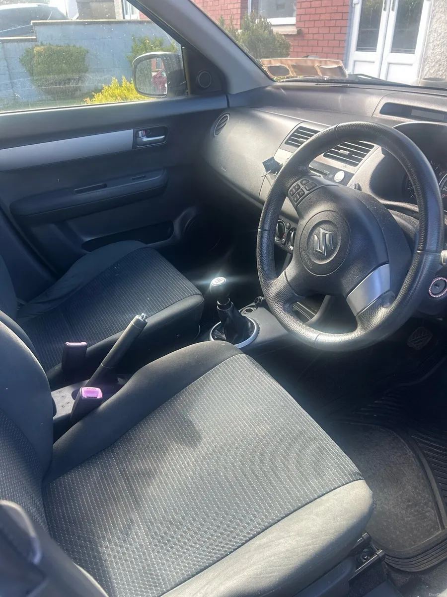 2010 Suzuki Swift - Image 2