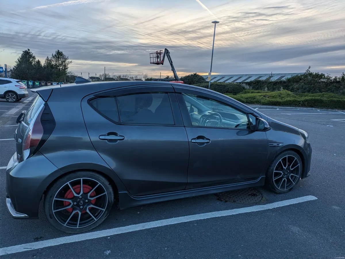 Toyota Aqua 2015 - Image 2