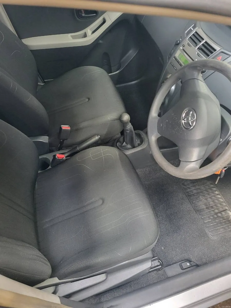 Toyota yaris **low mileage** - Image 6