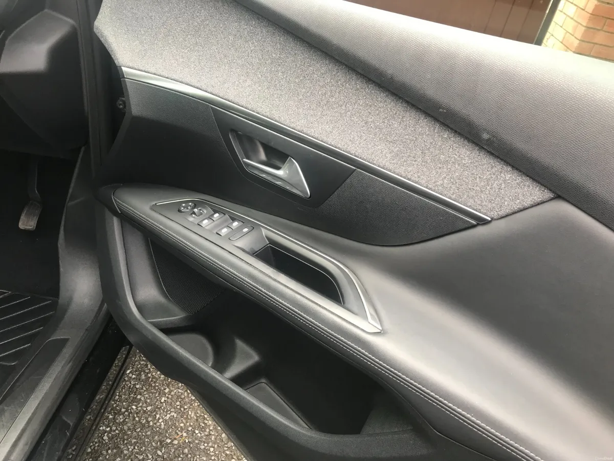 191 Peugeot 3008 1.2 Petrol Allure s/s 130Bhp - Image 4