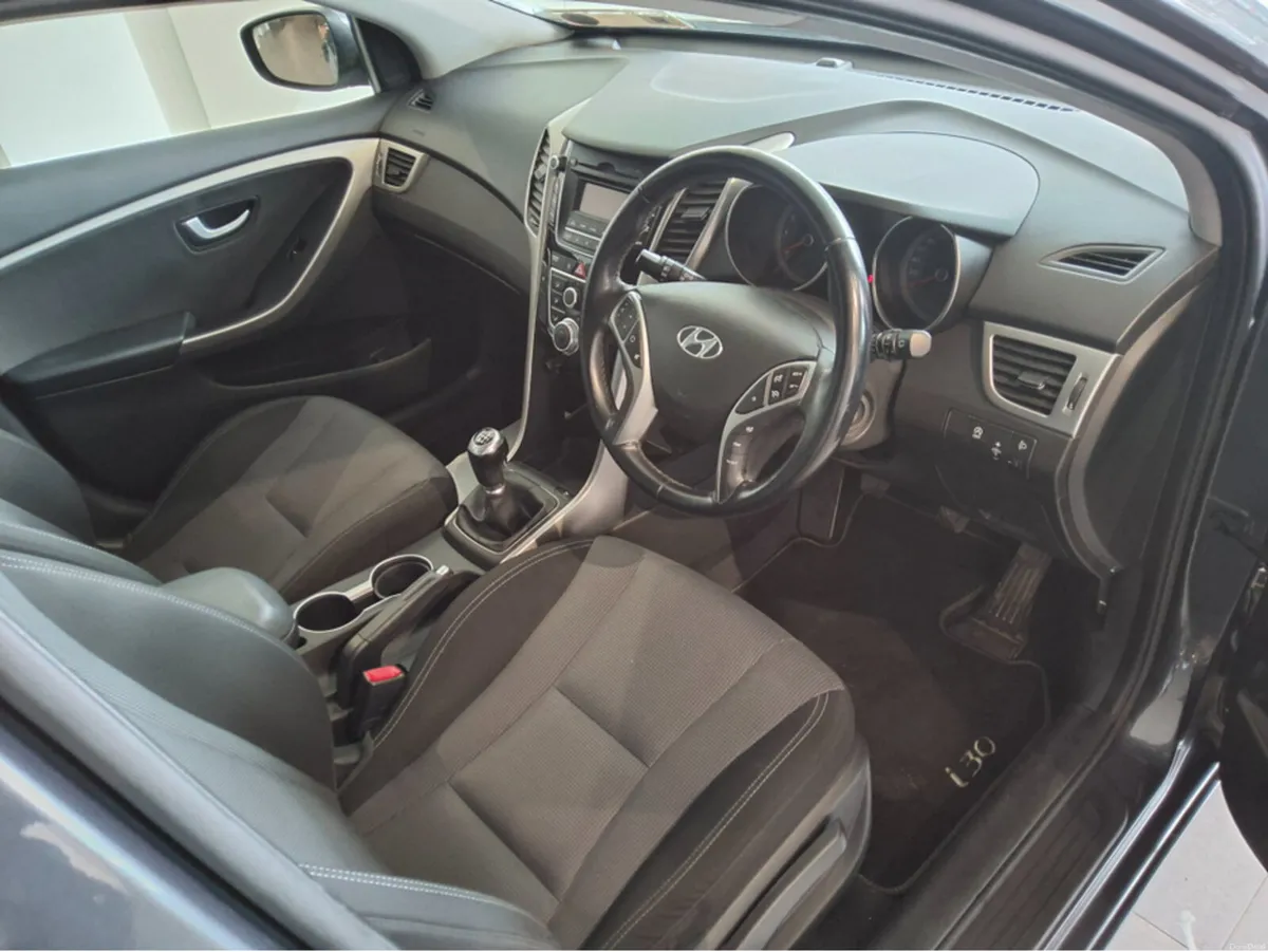 Hyundai i30 DELUXE - Image 3