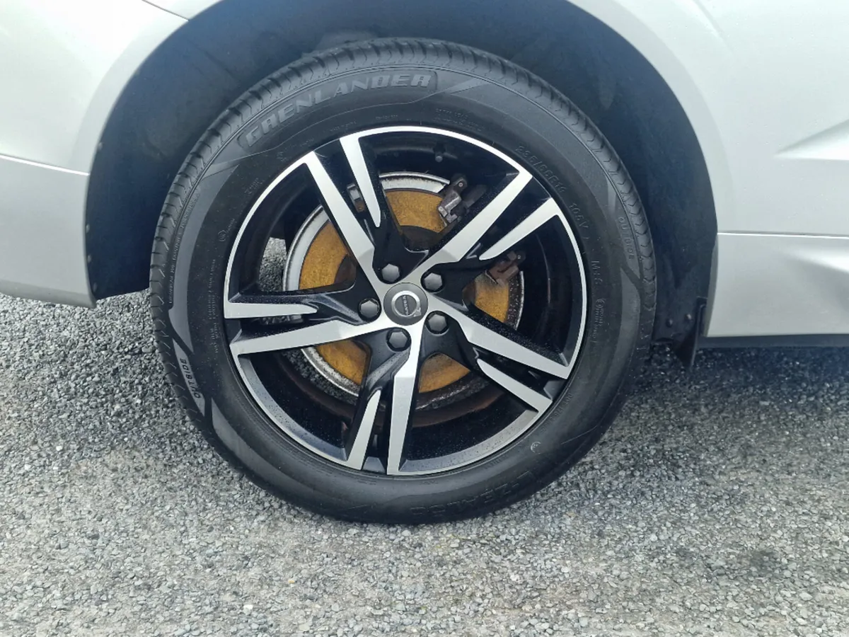 Volvo XC60 T6 R-DESIGN RECHARGE PHEV 5DR Auto - Image 4