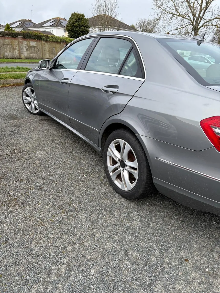 Mercedes E220 Automatic - Image 4