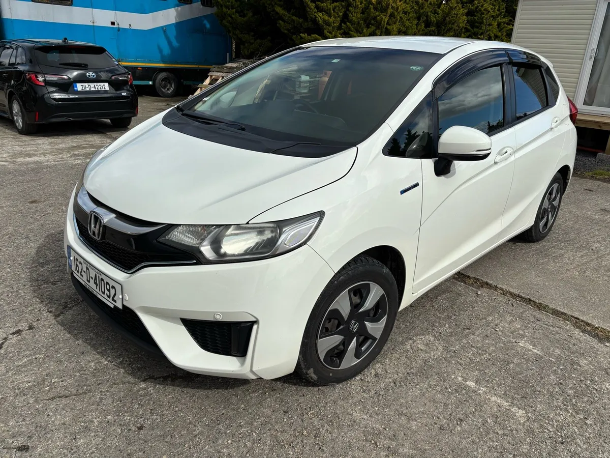 Honda Fit 2016 Hybrid - Image 2