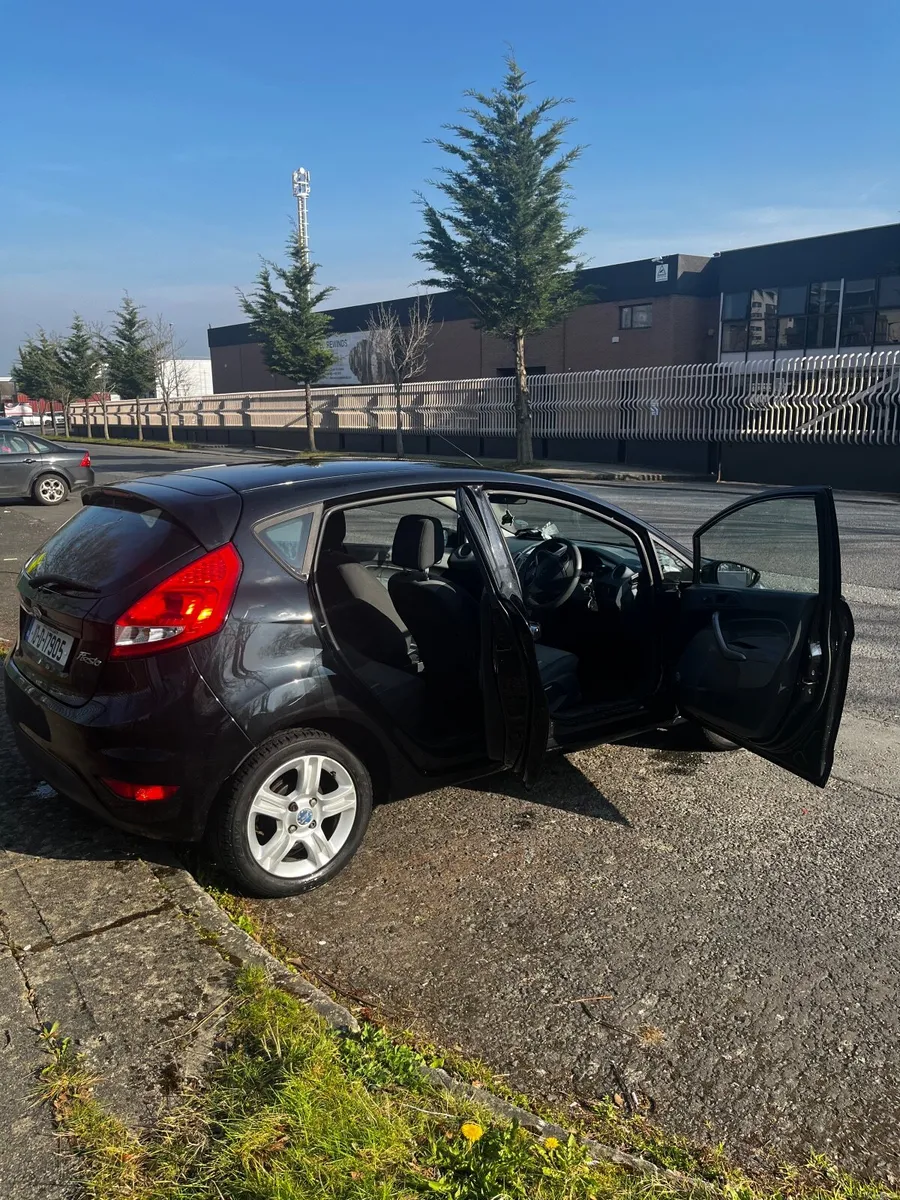 Ford Fiesta 2010 - Image 2