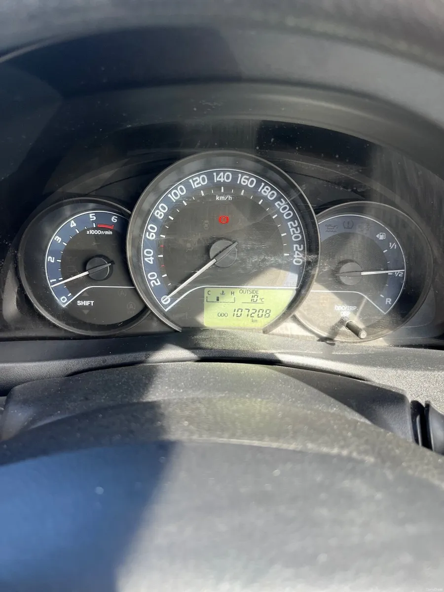 Toyota Auris 2016 - Image 2