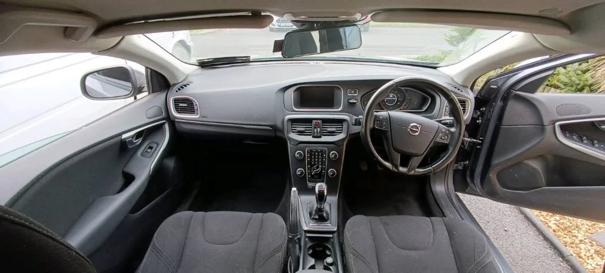 Volvo V40 2016 - Image 2