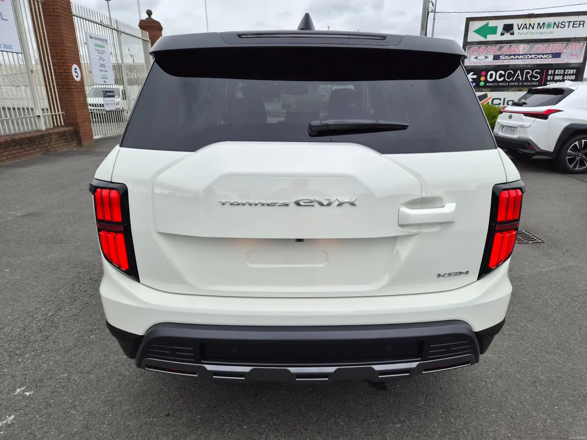 2026 KGM Torres Grand white/black/Brown interior - Image 6