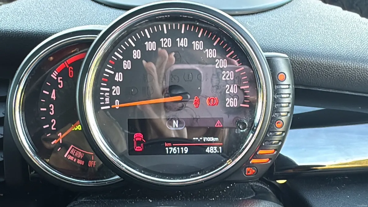 Mini Cooper D 2014 - Image 2