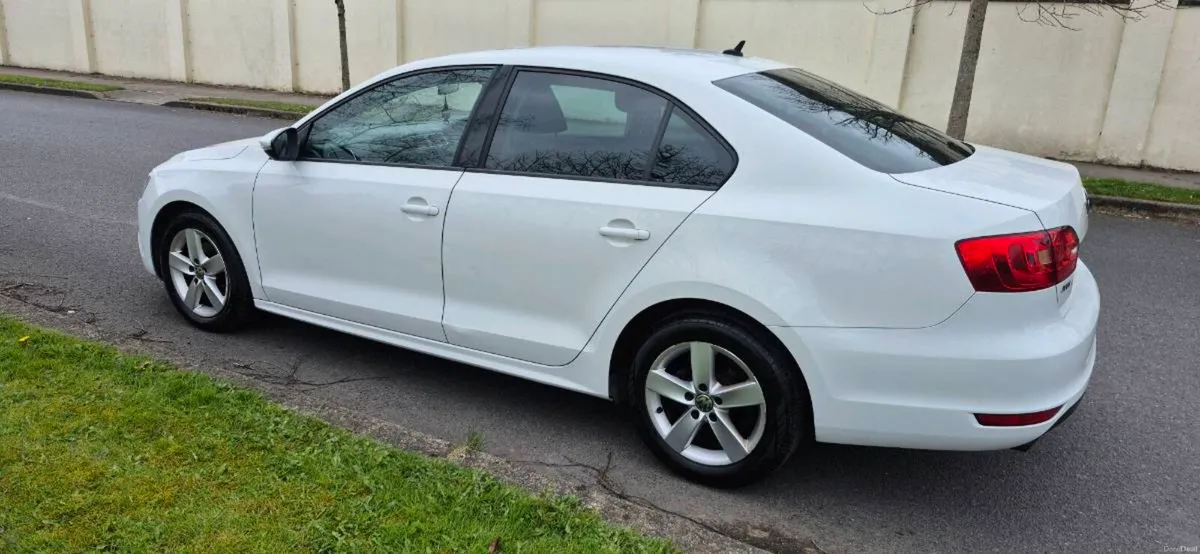 2014 volkswagon jetta lowest mileage youll find. - Image 4