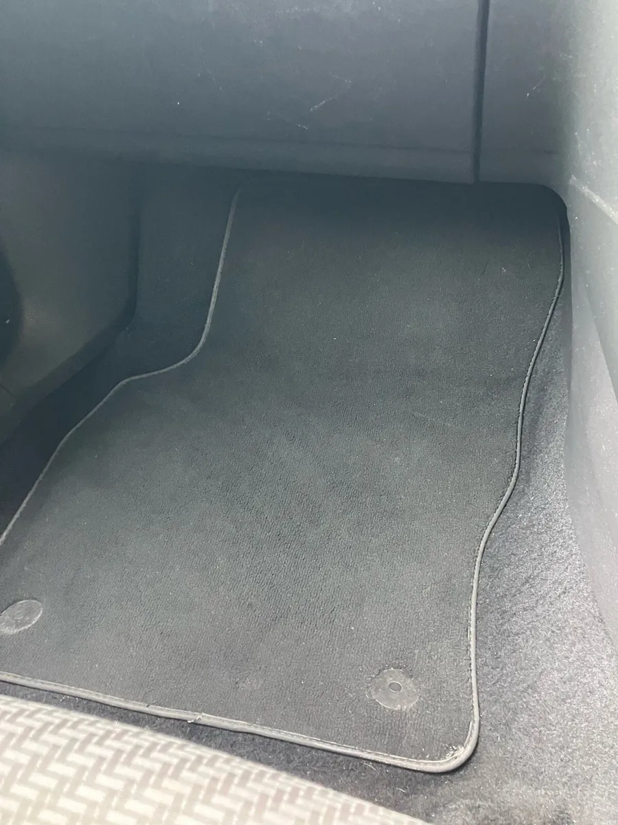 VW  Golf R line - Image 4