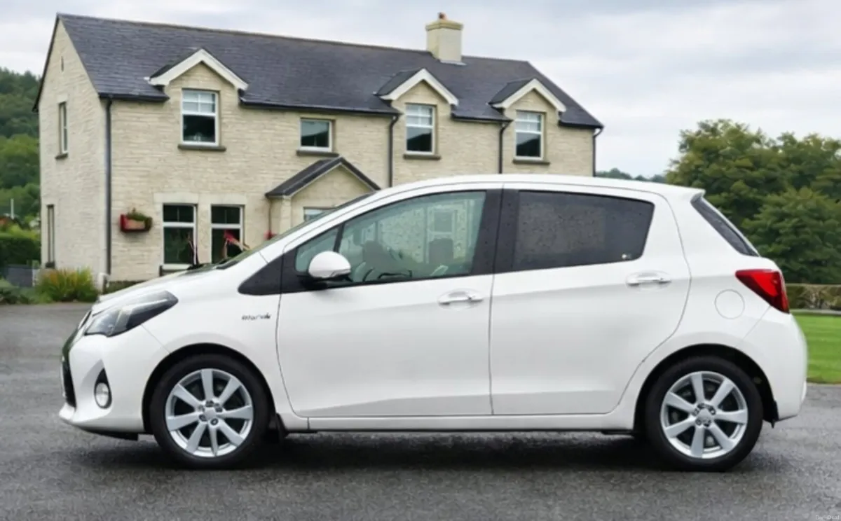 151 Toyota Yaris Auto TOP SPEC - Image 4