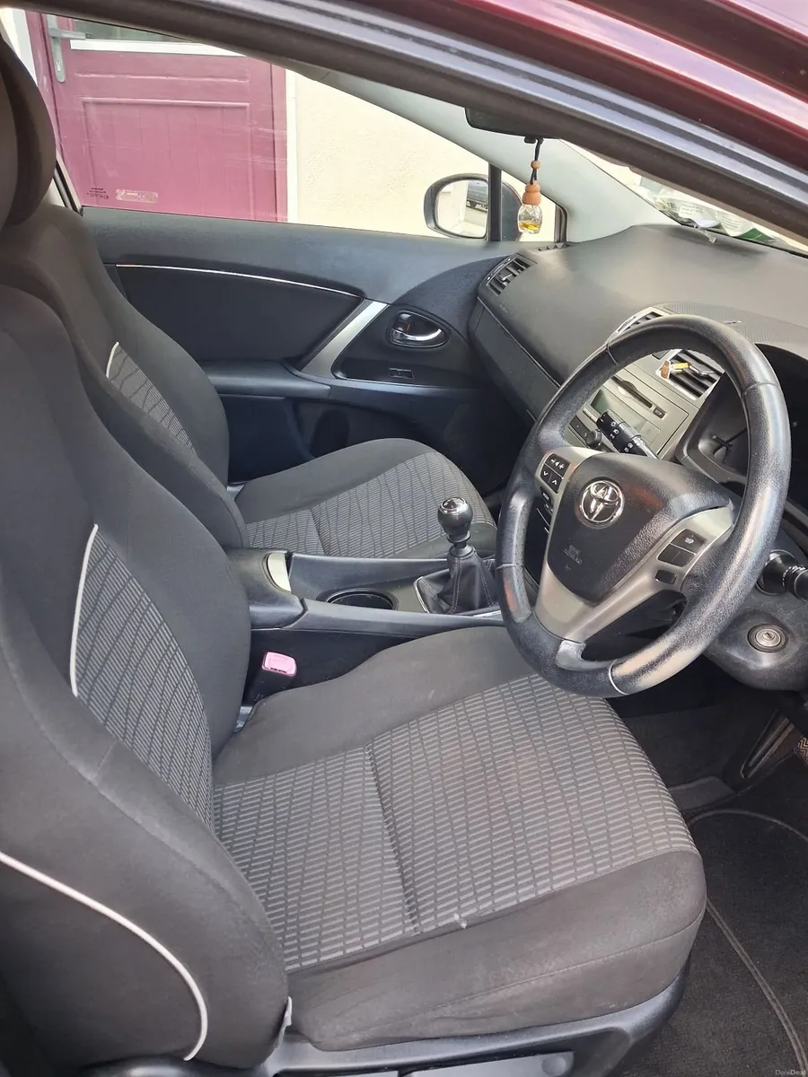Toyota Avensis 2012 - Image 2
