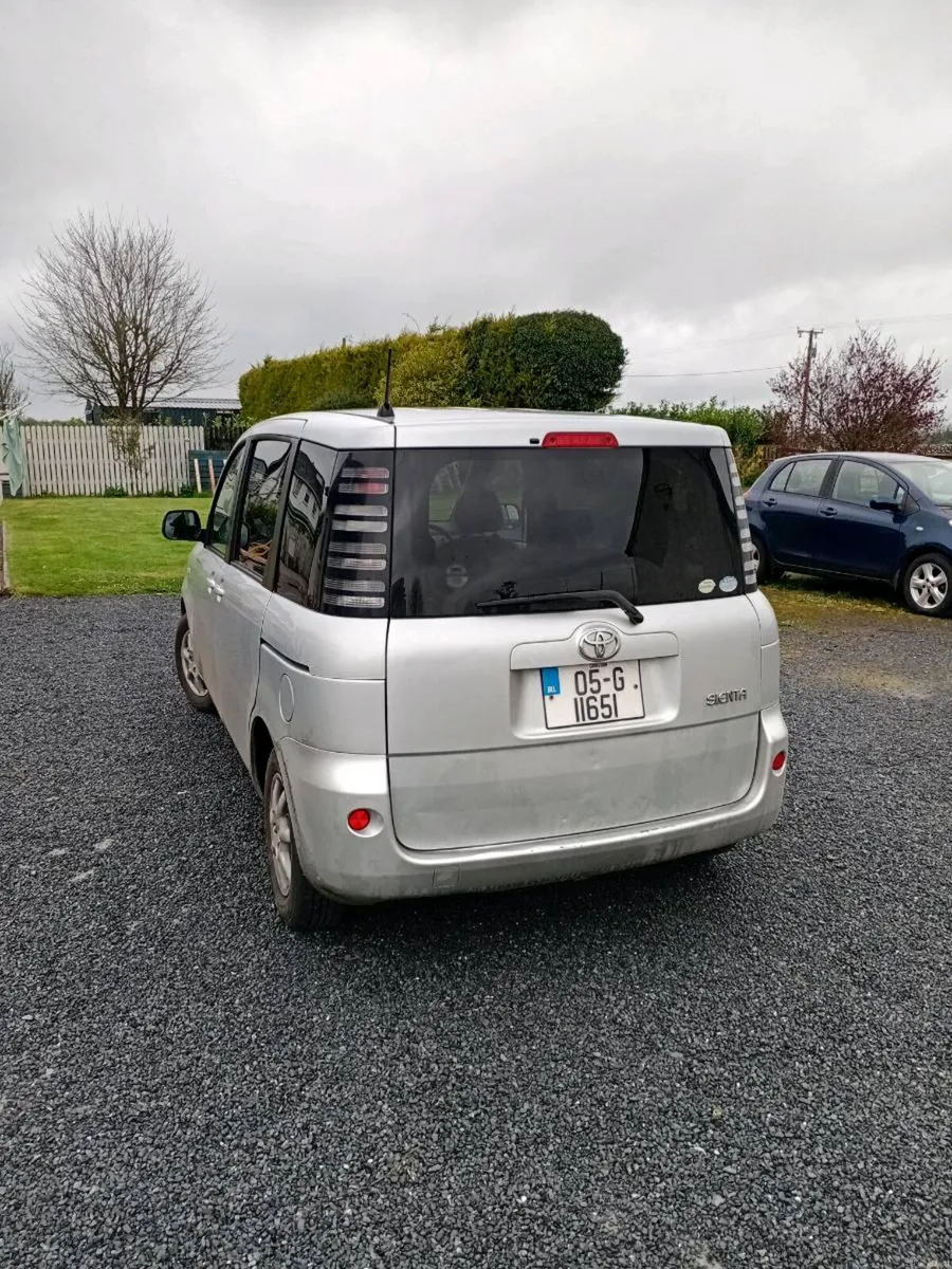 2005 Toyota Sienta - Image 1