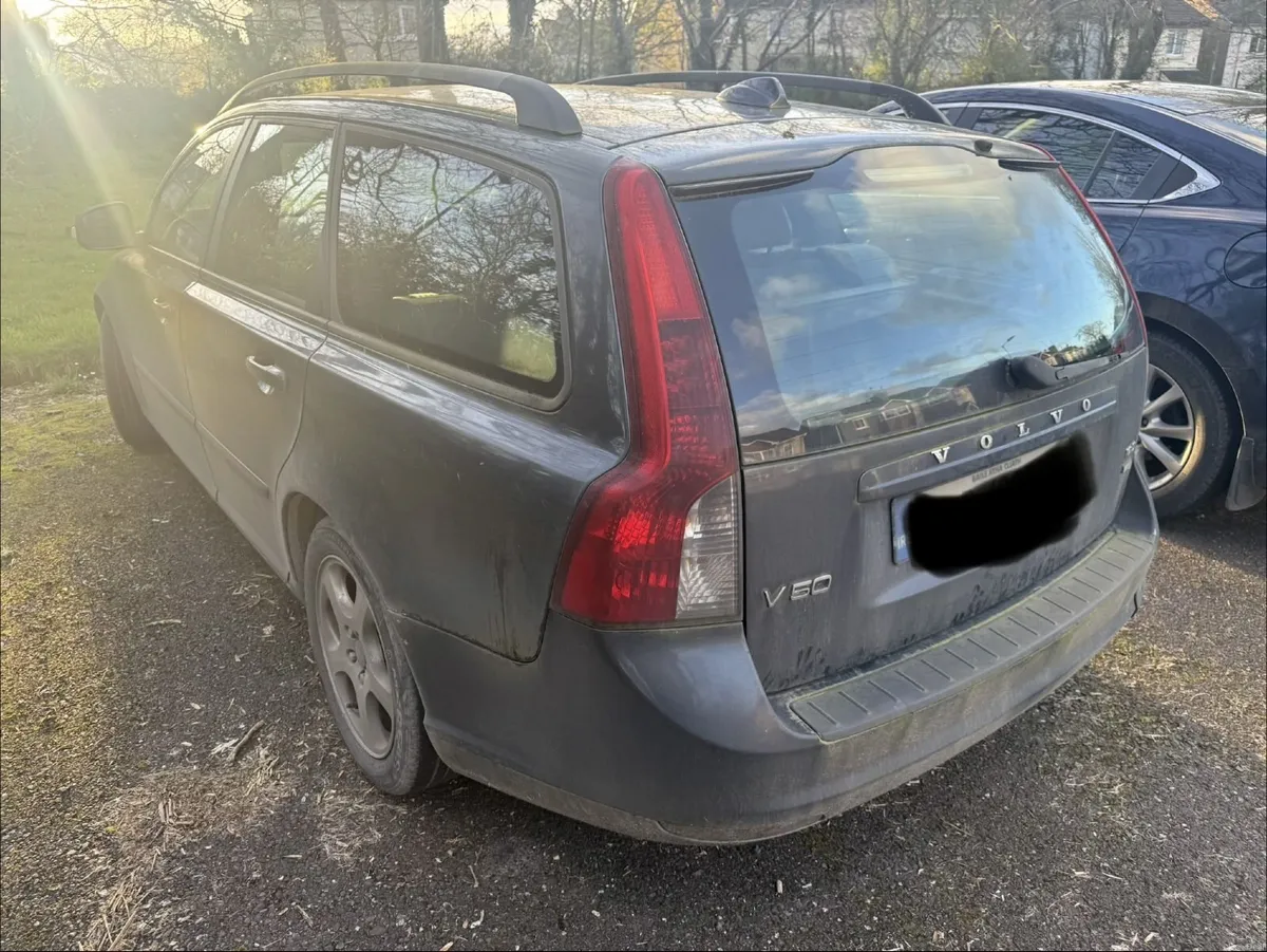 Volvo V50 2010 - Image 2