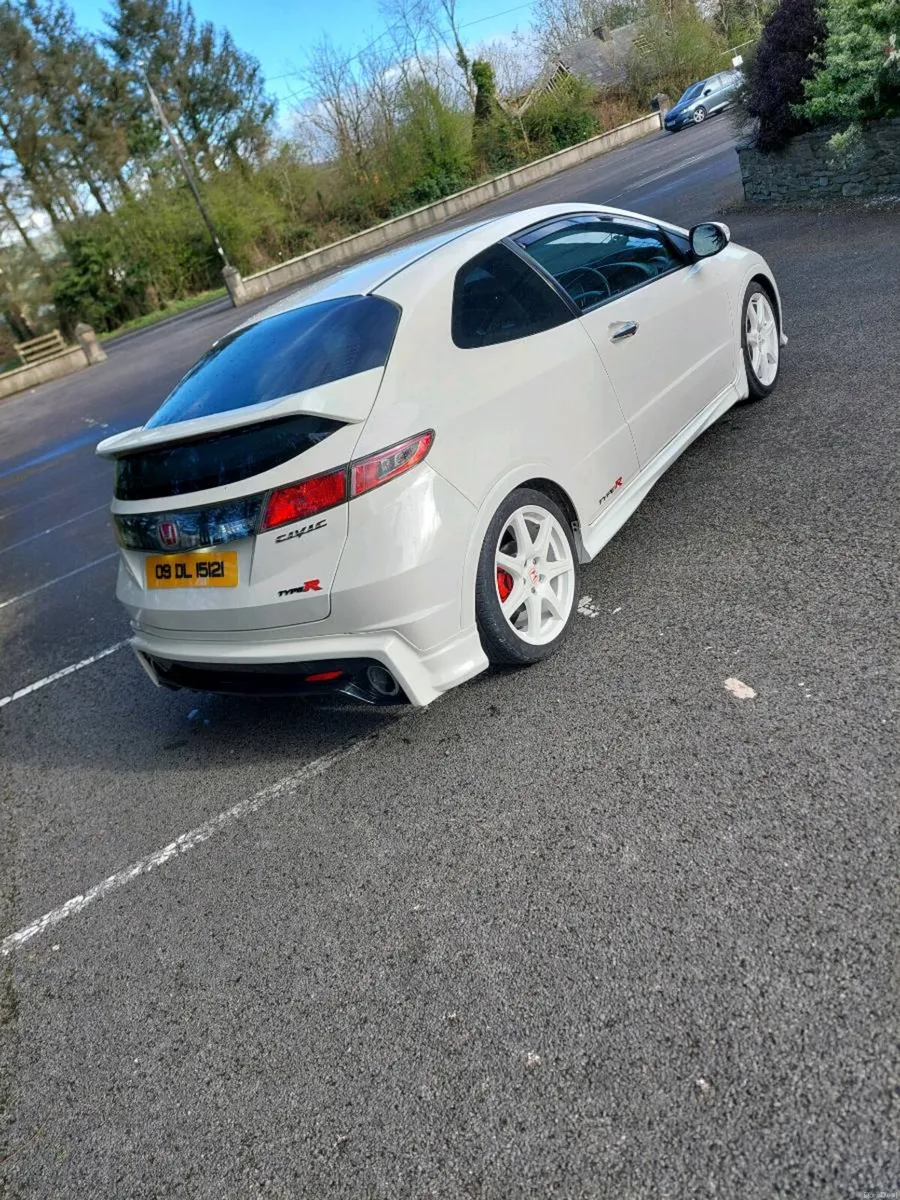 Honda civic Type R championship white - Image 4