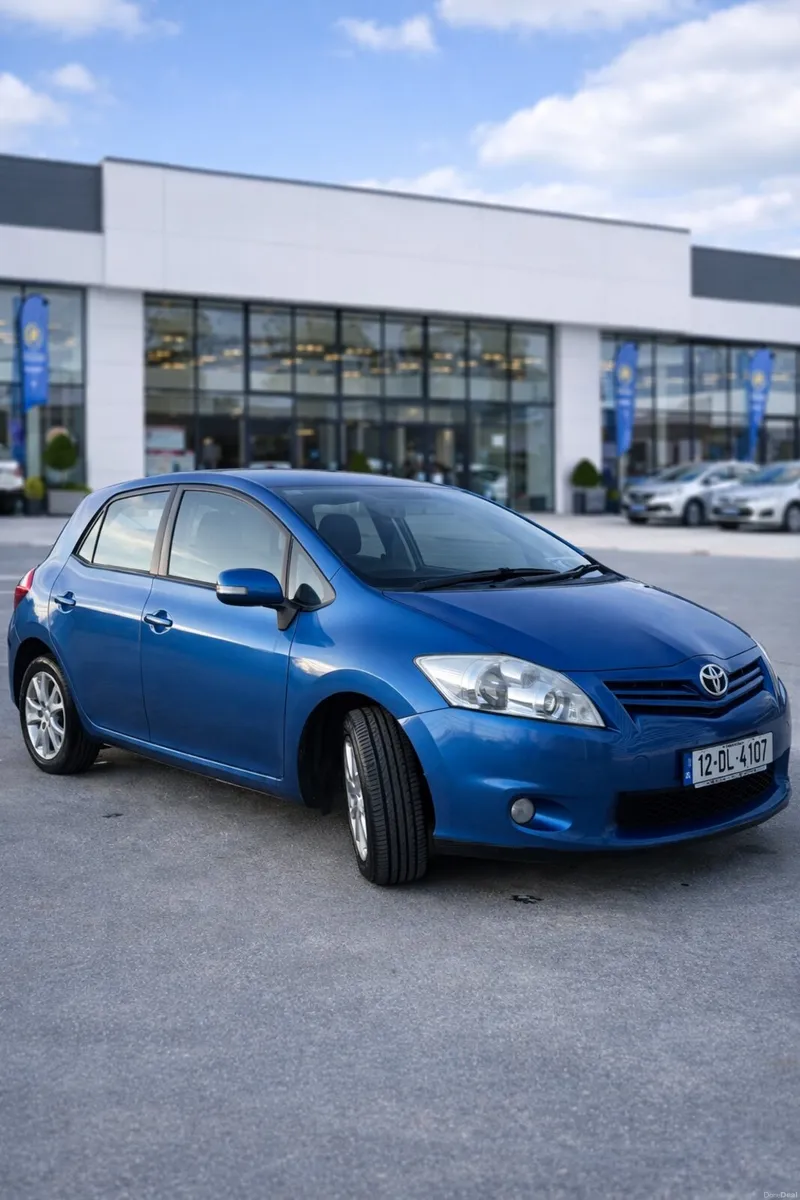 Toyota Auris 2012 - Image 2