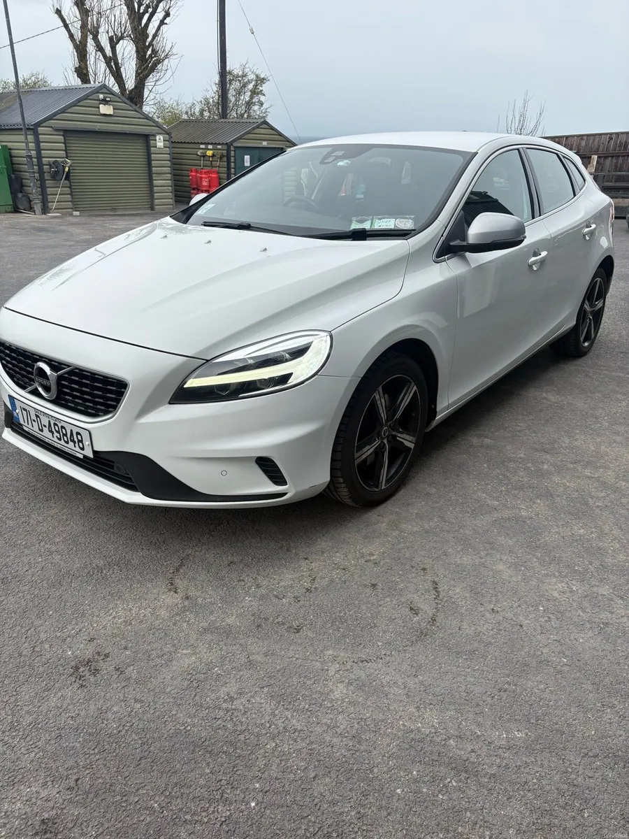 Volvo v40 - Image 2