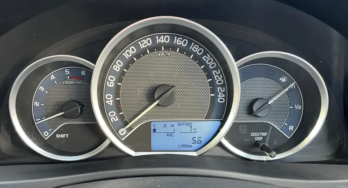 Toyota Auris 2014 - Image 2