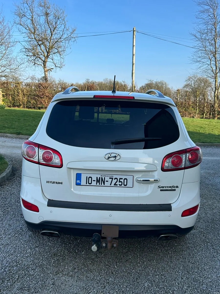 2010 Hyundai Santa Fe - Image 2