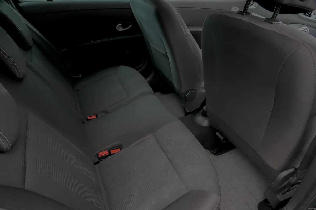 2010 Renault Clio 1.5 Diesel Manual Estate - Image 4