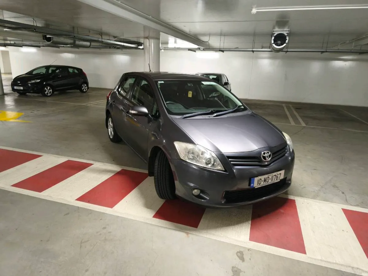 Toyota auris very low km - Image 2