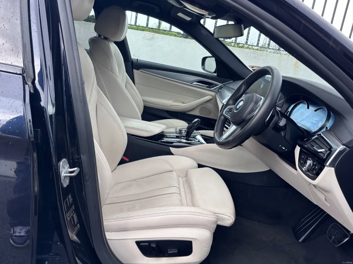 BMW 5 SERIES 520i M SPORT ESTATE AUTO // PETROL - Image 5