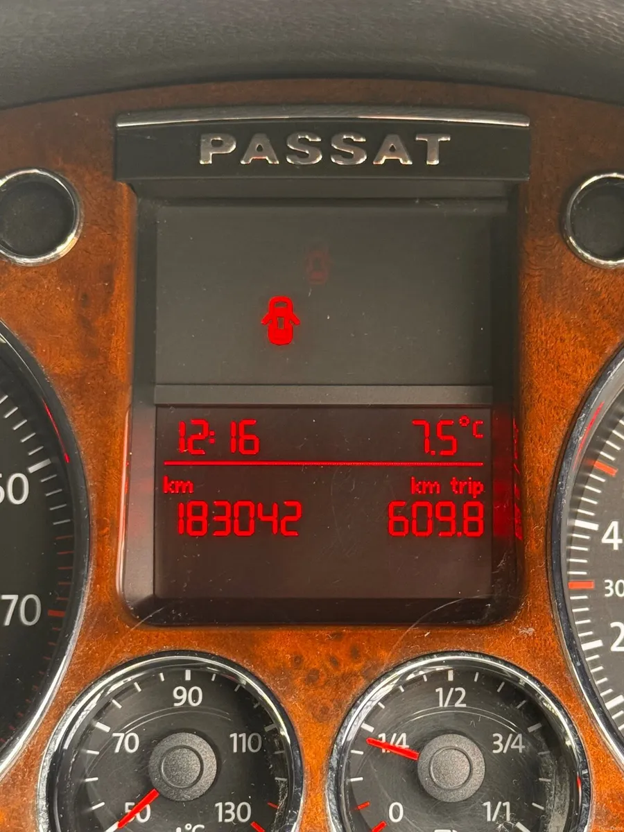 Volkswagen Passat 2009 - Image 2