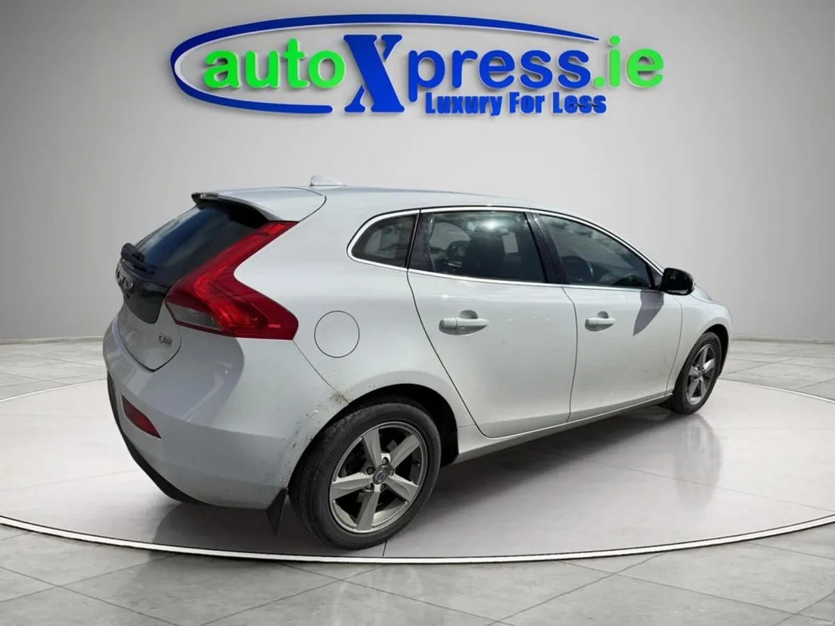 Volvo V40 D2 SE 5DR - Image 3