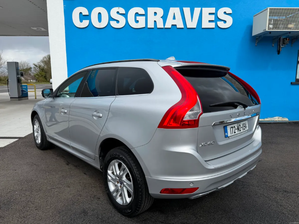 Volvo XC60 SE NAV * FULL LEATHER / HEATED SEATS / - Image 4