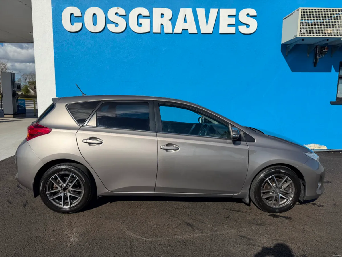 Toyota Auris Petrol 1.33 5DR SOL * HEATED SEATS / - Image 2