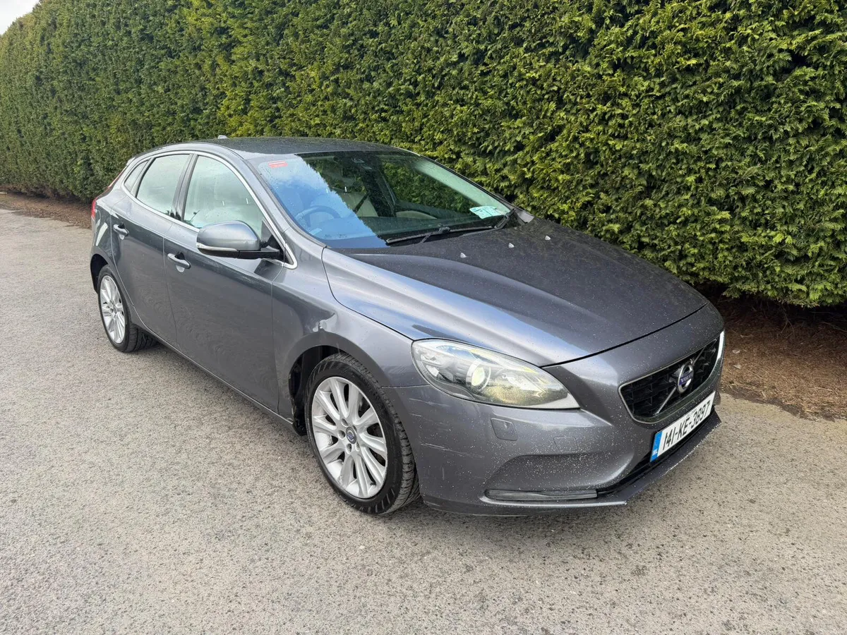 V40 2014 LUX ***DAMAGED REPAIRABLE *** - Image 1