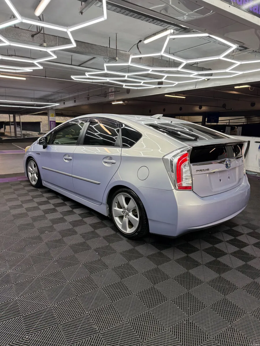 13 Toyota Prius 1.8 Hybrid - VERY HIGH SPEC - Image 5