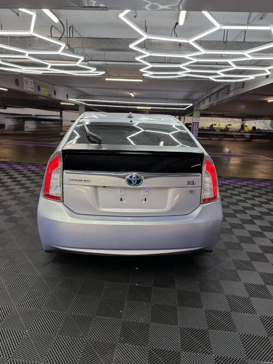 13 Toyota Prius 1.8 Hybrid - VERY HIGH SPEC - Image 6