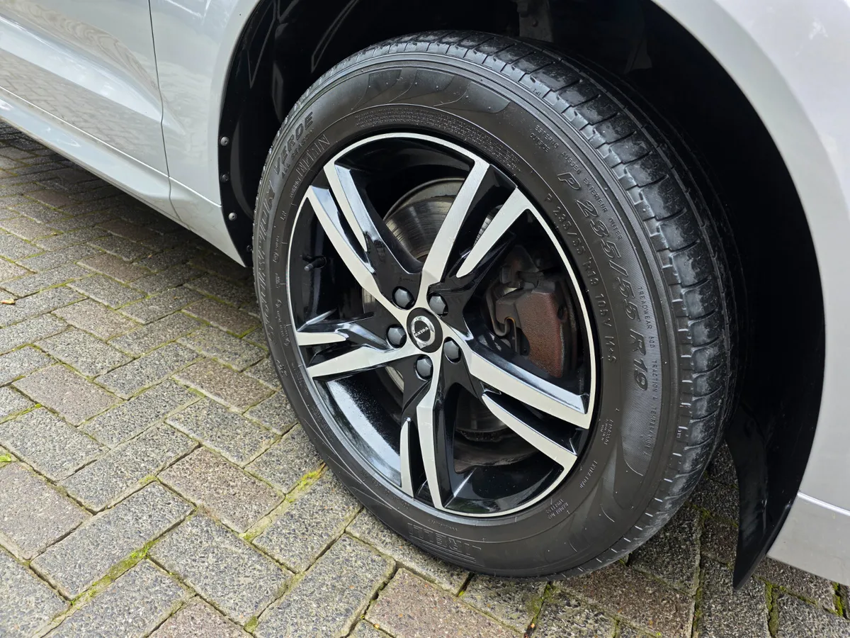 2021 VOLVO XC60 2.0 T6 AWD R-DESIGN. - Image 4