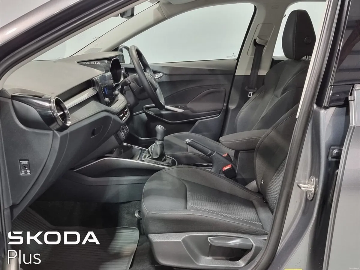 Skoda Fabia HUGE SPEC ** PANORAMIC GLASS ROOF ** S - Image 4