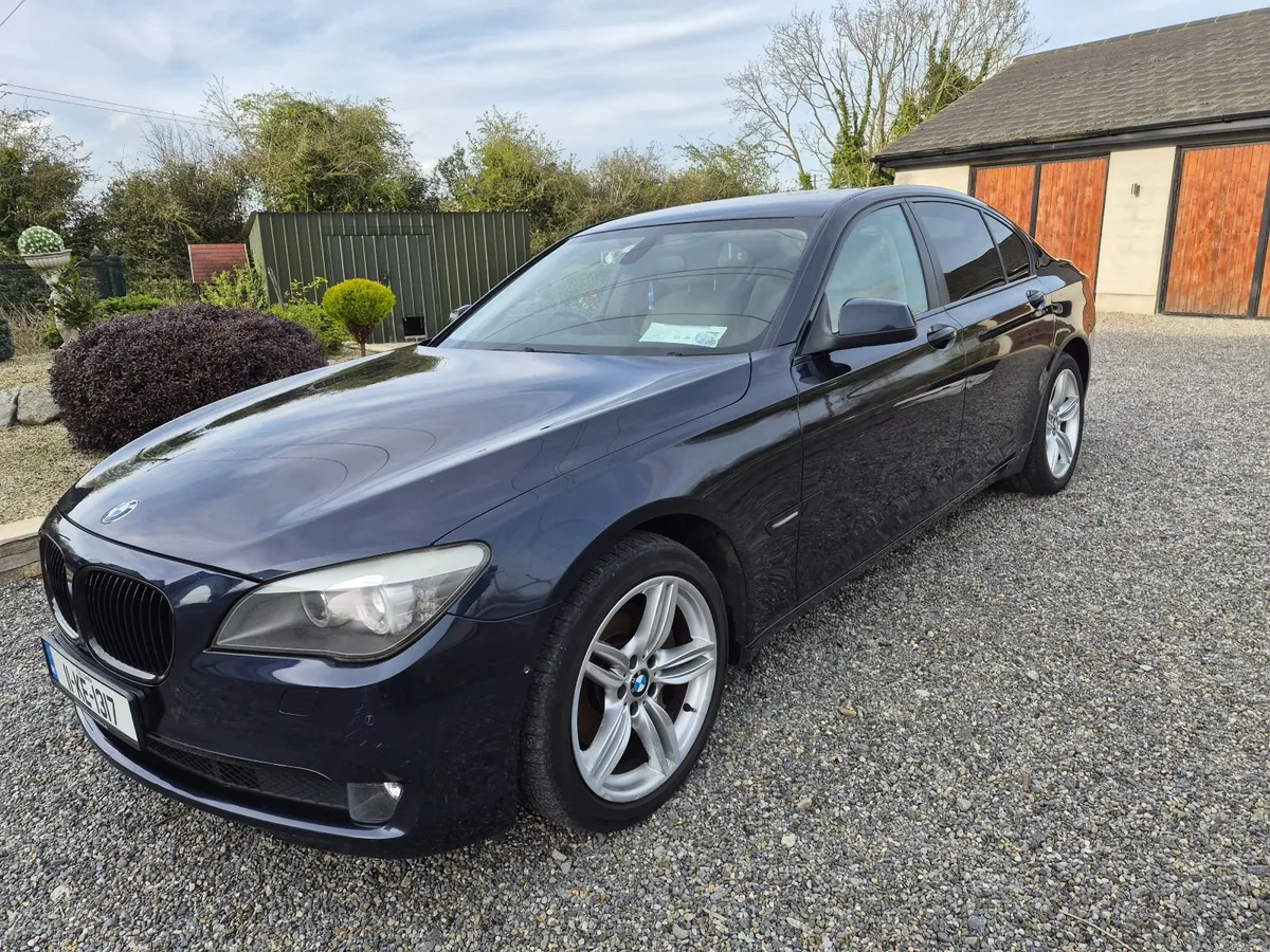 BMW 7-Series 2011 - Image 2