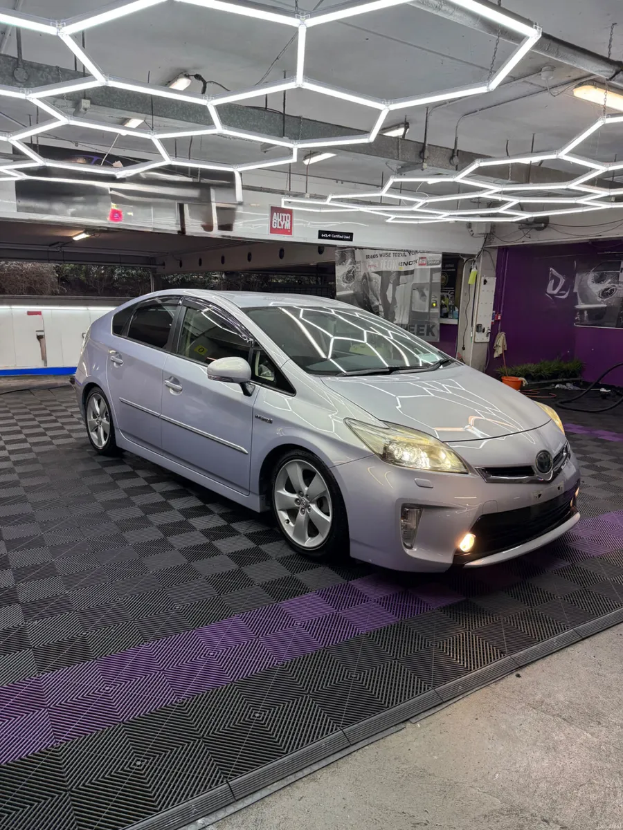 13 Toyota Prius 1.8 Hybrid - VERY HIGH SPEC - Image 1