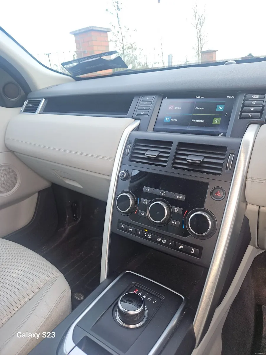 Land Rover Discovery Sport 2017 - Image 3