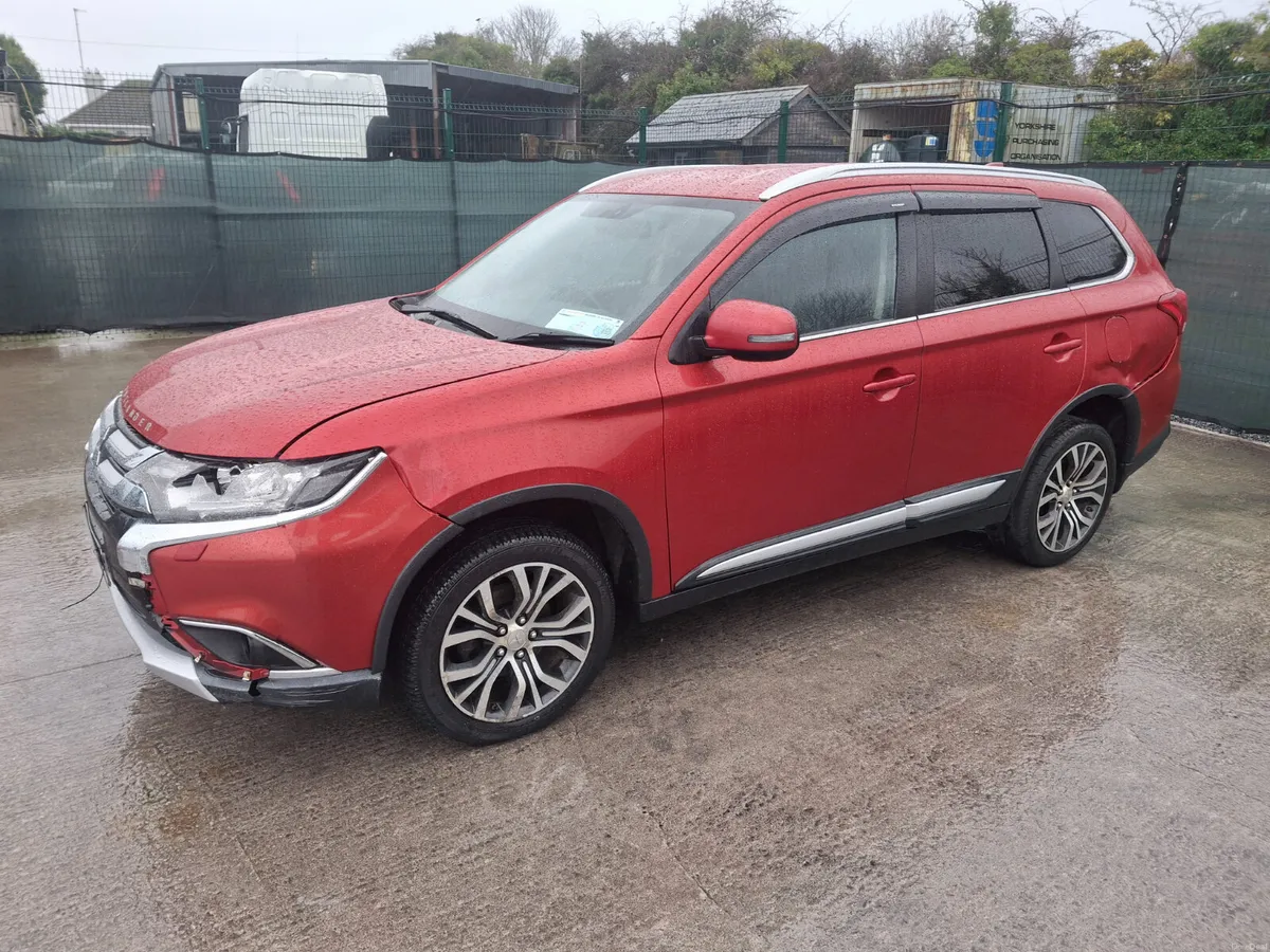 2018 Mitsubish Outlander 4x4 7 seater - Image 2