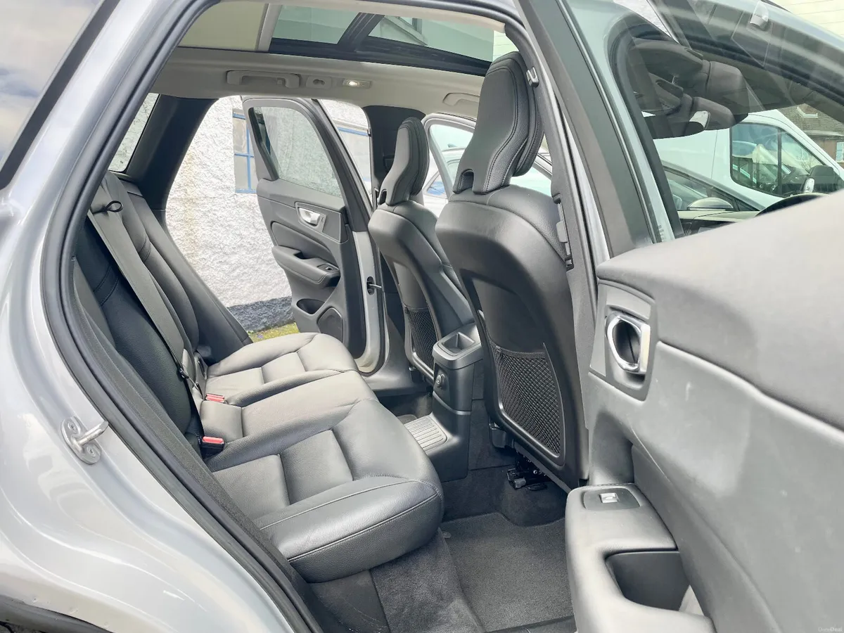 Volvo XC60 T6 Recharge PHEV PlusDark AWD Auto,2023 - Image 4