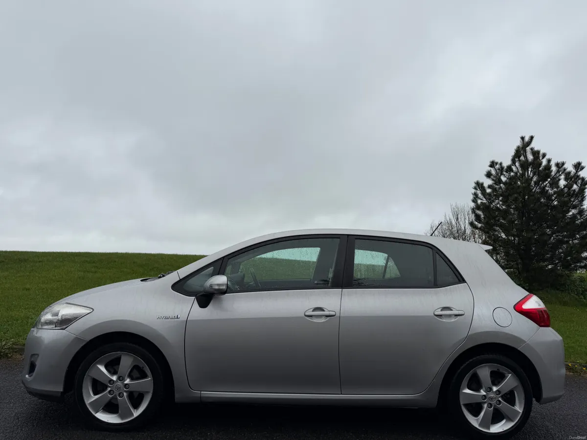 Toyota Auris 2012 1.8 PETROL HYBRID - Image 4