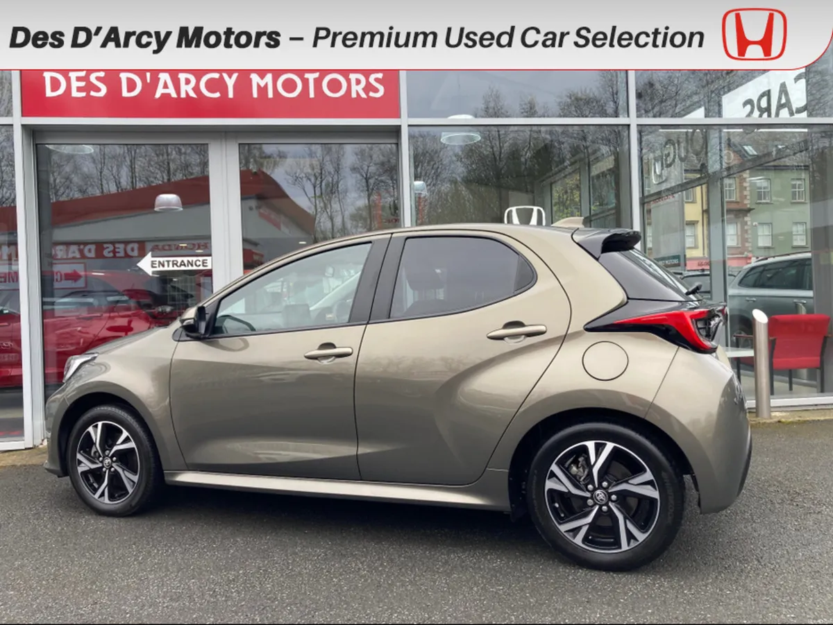 Toyota Yaris DESIGN HEV CVT IMMACULATE CONDITION - Image 4