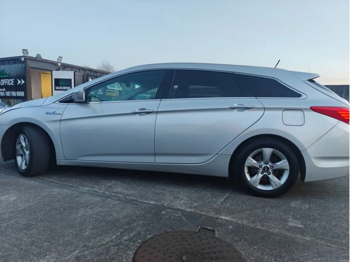Hyundai i40 1.7 Crdi Style BLU Driv 5DR - Image 2