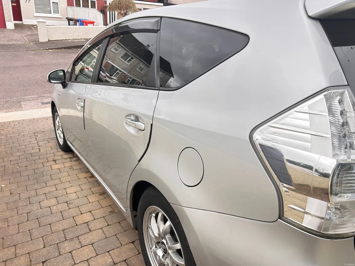 2015 Toyota Prius Alpha - Image 4